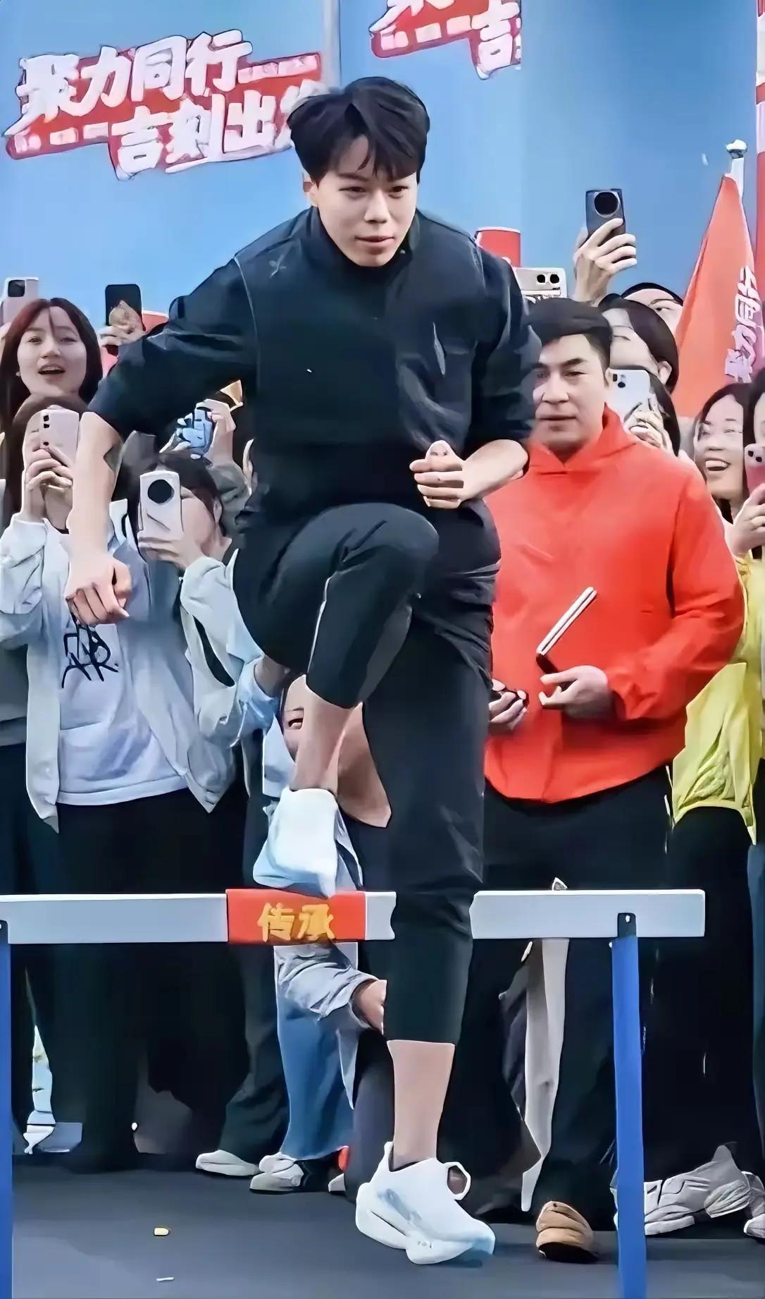 没有10万存款的冠军，终于迎来品牌商的代言。全运会100米跨栏冠军