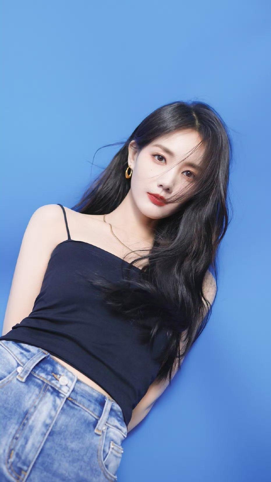 李一桐这组氛围感写真封神了！吊带配牛仔美到失语！谁能拒绝李一桐的氛围感杀！黑