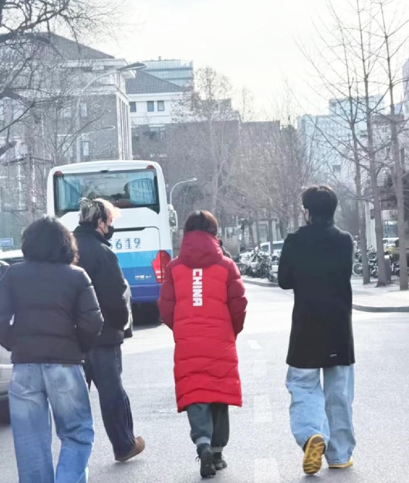 任女士陪着儿子现身北大，多么幸福的时刻，没有比赛的日子，身边有妈妈和好友陪