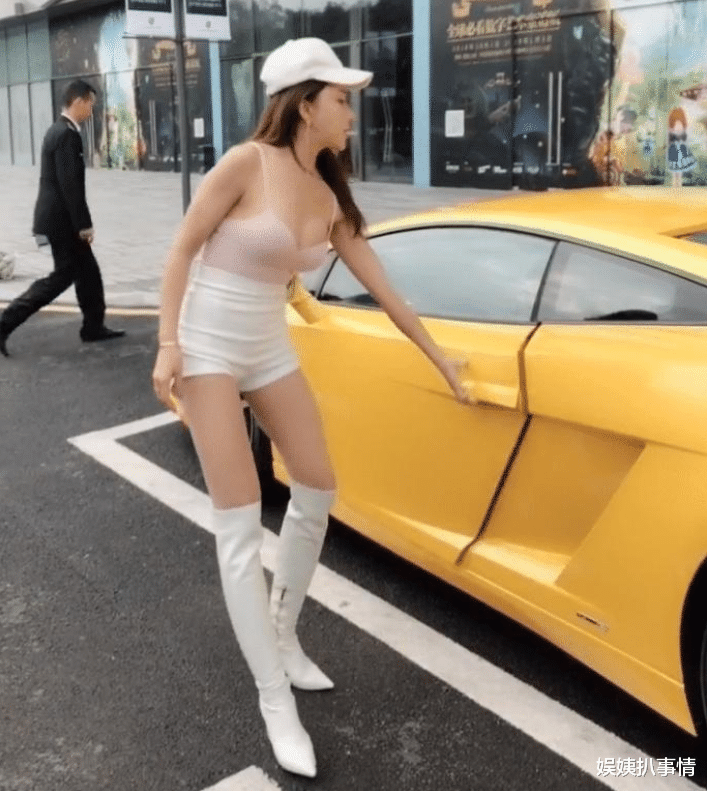 有钱人终成眷属? 白须大爷左手“嫩模”右手“豪车”, 街头展露真实力!