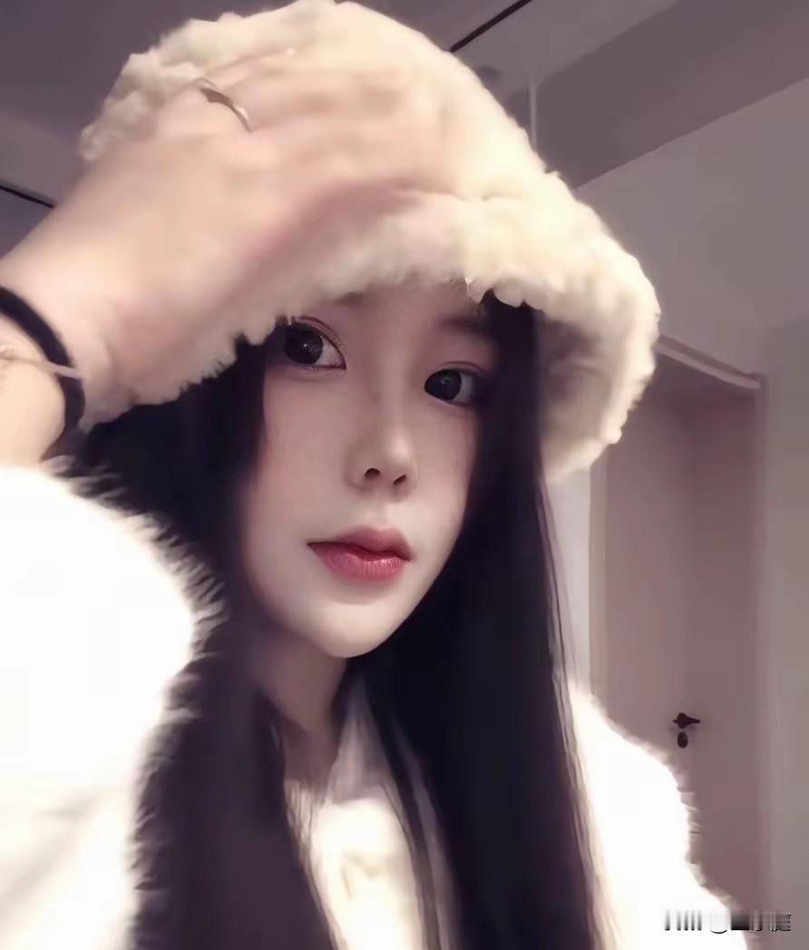 驾车不慎坠河的26岁女车主真的很漂亮！她的新能源车是湖北孝感牌照，其一个人在天门