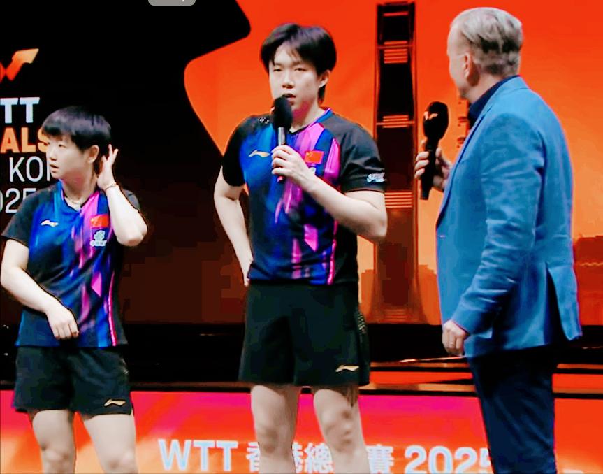 主持人懂事，这次第一个问王楚钦！哈哈，这里面还有小故事。第一次莎头赢了印度