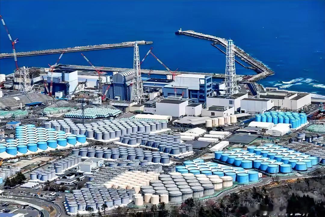 中国核航母的建造进度藏不住啦，连外媒都蹲点围观爆料～近期美媒《战区》《军事观察