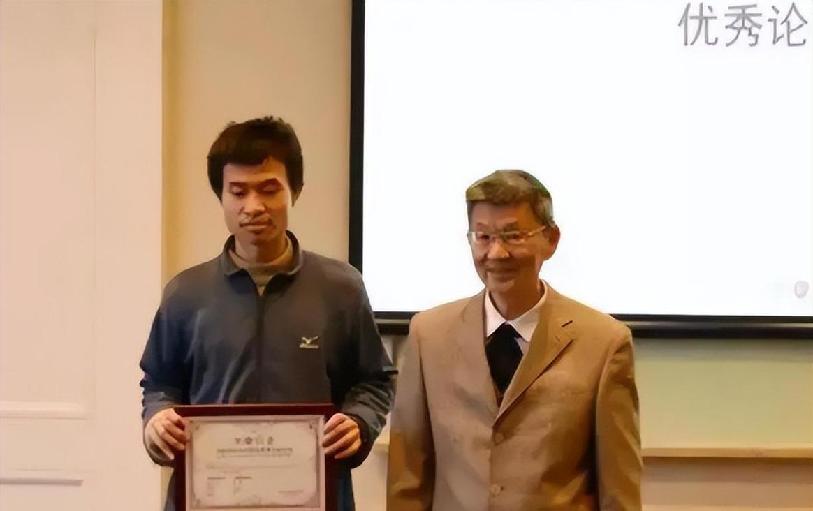 韦东奕一句话全网服气，两个出圈名场面一、企业博士求助事件，一句话尽显纯粹格