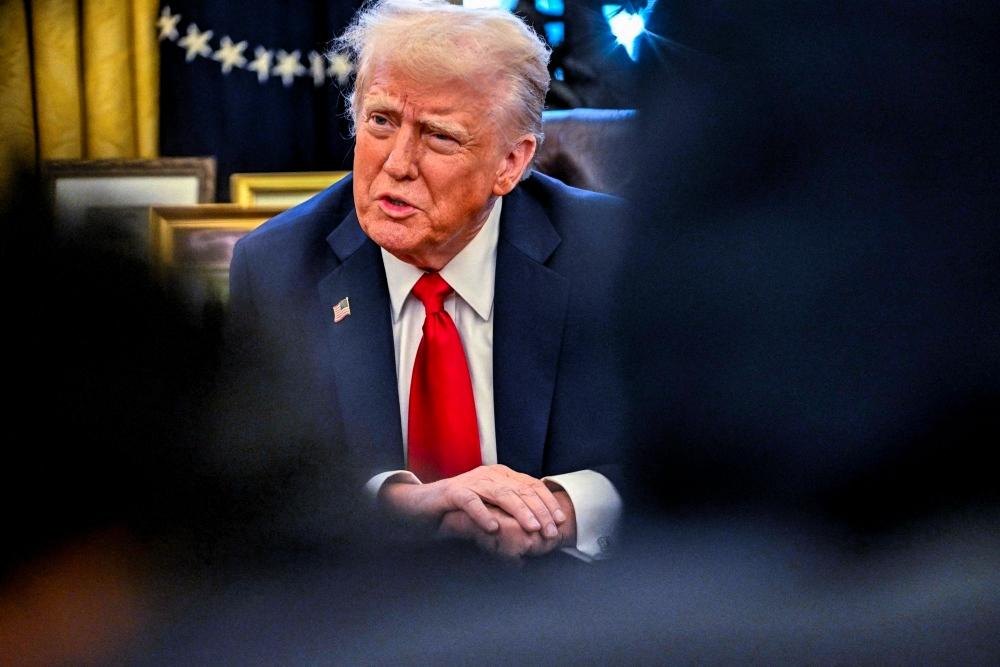 特朗普冲着满屋子宾客，一扭头就对财政部长姆努钦丢出那句：“现在就给中国去个电话。