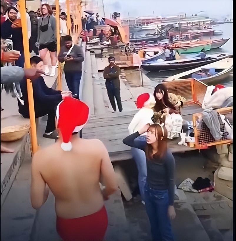 日本游客向印度恒河撒尿，遭当地民众围堵，批评污染河流环境。12月25日，一群