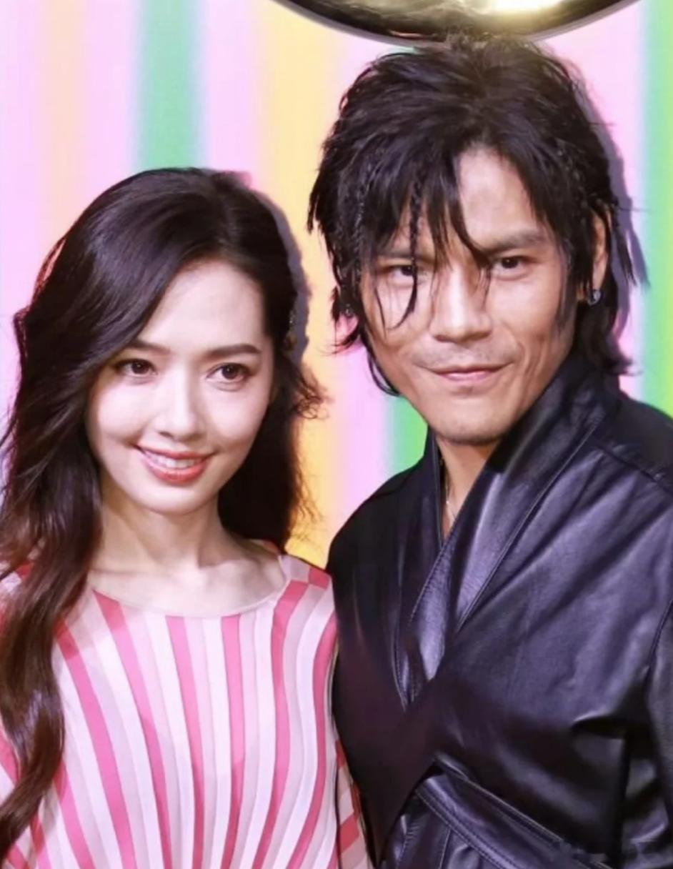 二狗问郭碧婷你爱向佐吗二狗贴脸开大郭碧婷综艺史上最勇嘉宾非二狗莫属！嘴上说着紧张