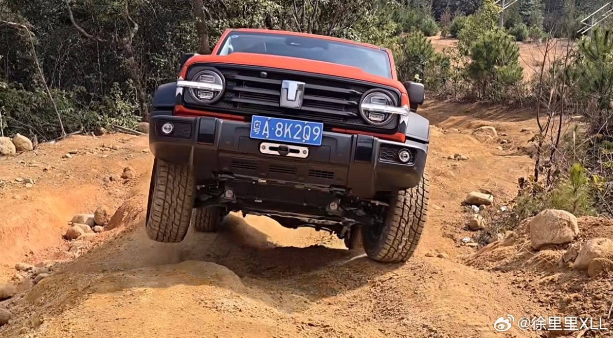 这个镜头就能看出双叉臂悬架的局限性了。右前轮很轻松的就离地了。因为半轴的角度不允