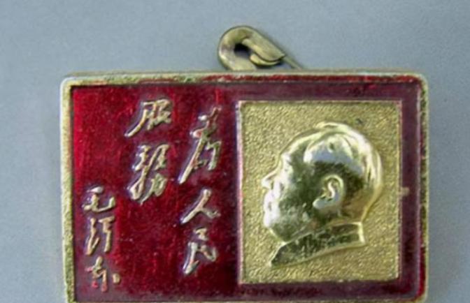 1976年1月8日，周总理逝世后，由韩宗琦负责为其穿寿衣。可当韩宗琦接过卫士们递