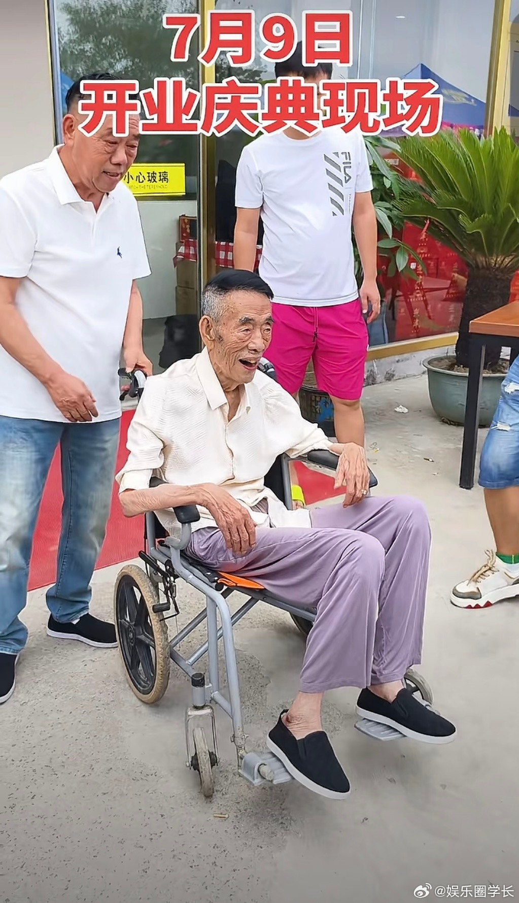 杨少华去世杨少华儿子上午还被推着去参加开业庆典，这么热的天，年轻人都受不了，