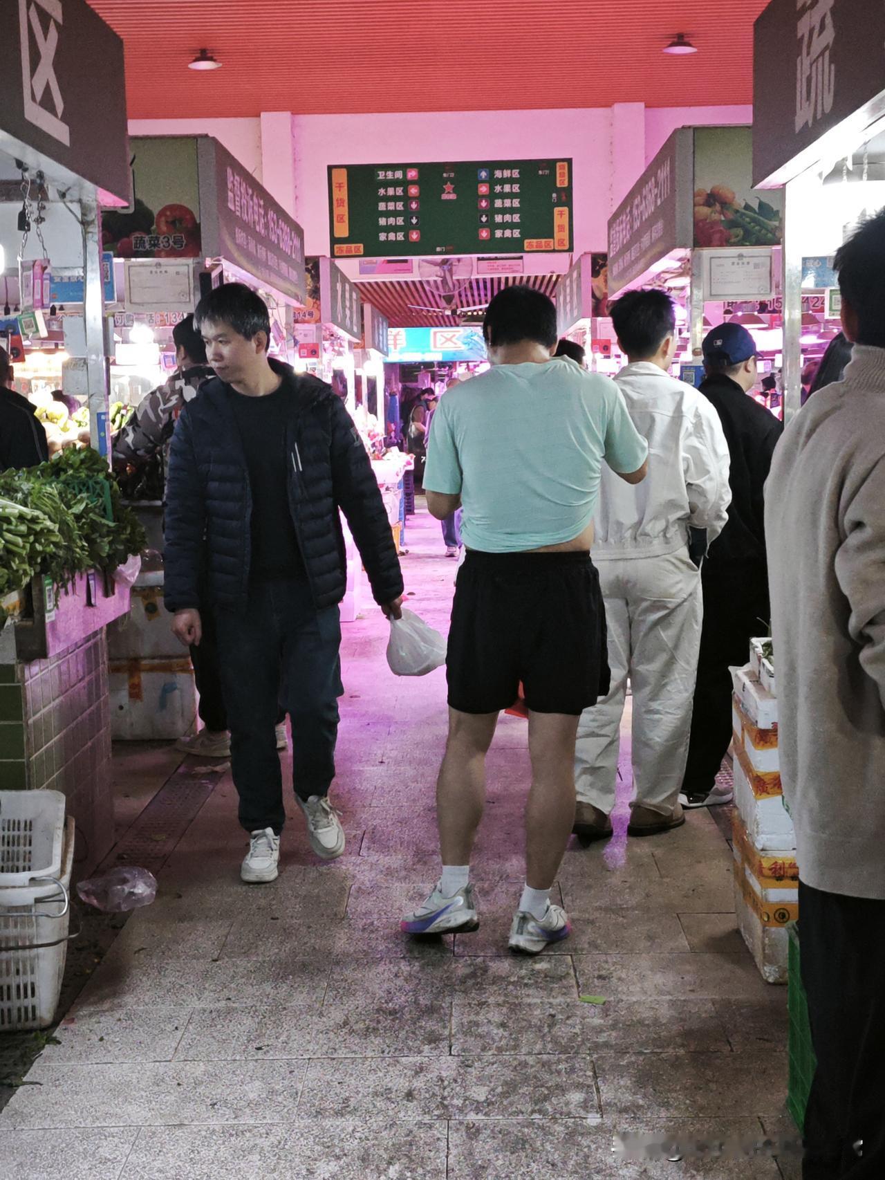 北方人被广东的穿衣给整傻了我算是开眼了！在广州菜市场亲眼目睹魔幻一幕：左