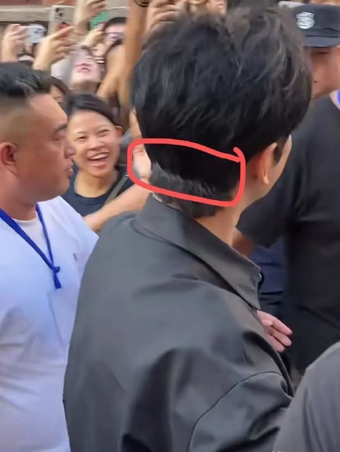 黄晓明被网友拍到戴假发？这头发看着确实浓密