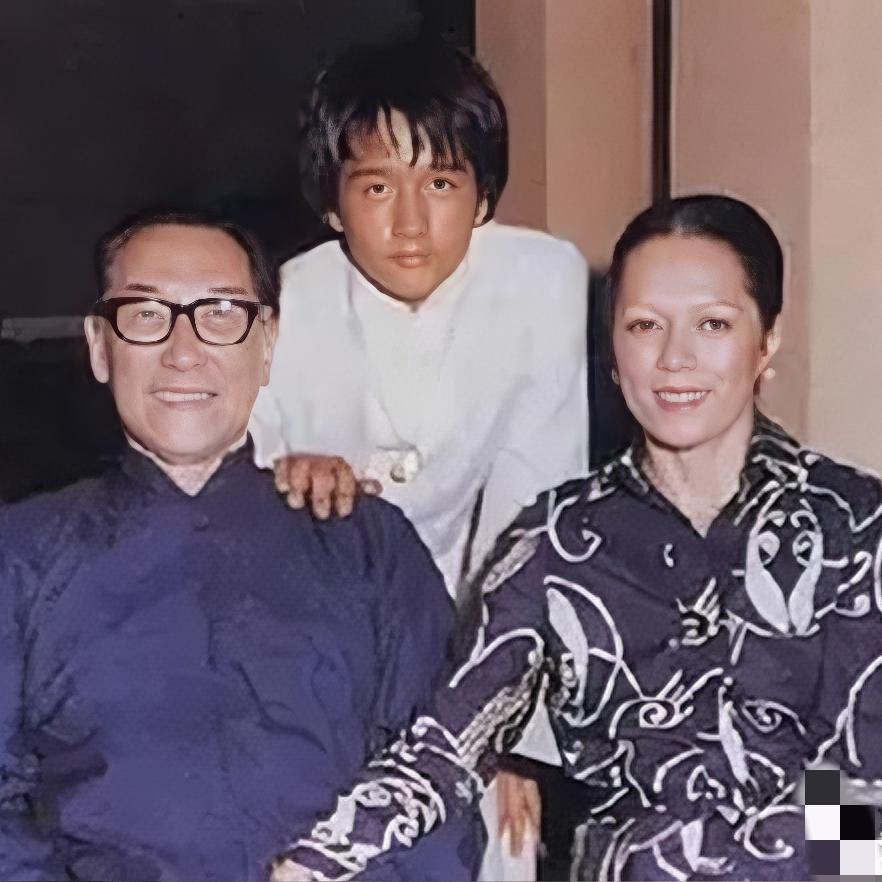 上世纪80年代，蒋纬国一家三口留下一张少见合影，站在他与妻子邱爱伦中间的，正是两