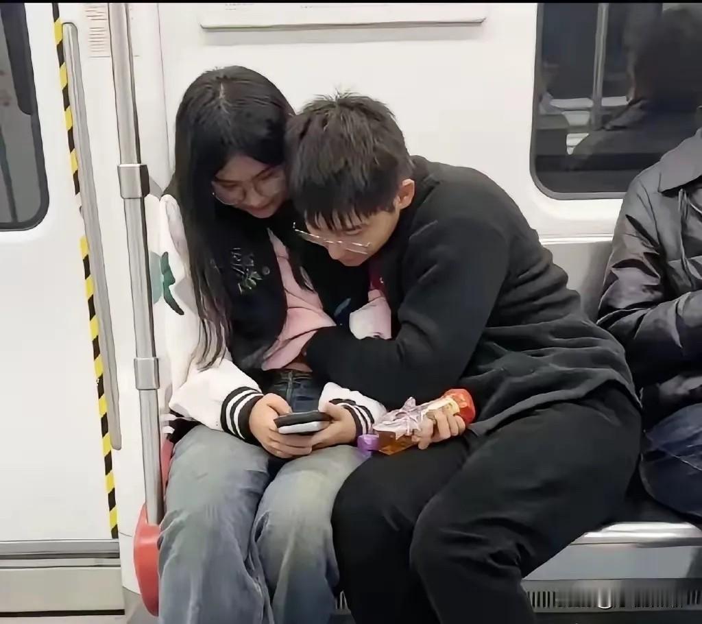 都这么急性子么？现在的年轻人真是一点也不避讳，公共场合都上起手来了。这在