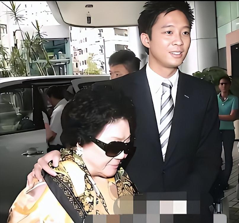2013年，郭晶晶诞下长子霍中曦，90岁太奶奶吕燕妮在孙子霍启山搀扶下亲赴医院探
