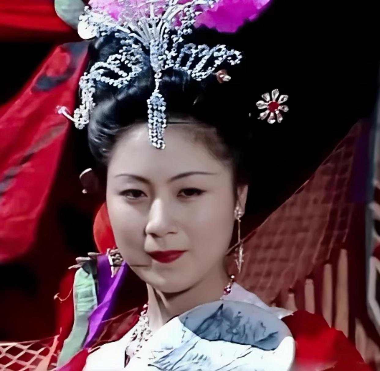 剧组经费再紧张，也要用专门用飞机接送请来演，这算是影视剧里大家闺秀的初代模版