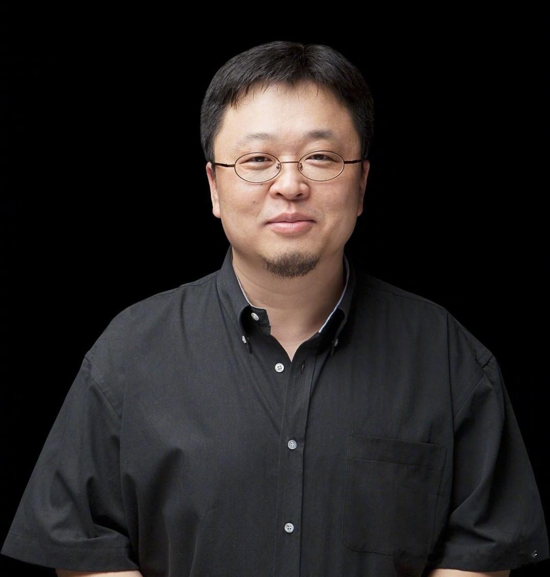 罗永浩吐槽阔折叠不好用。他自己发了段长文，这几周反复换着用矮胖型和标准型折叠屏