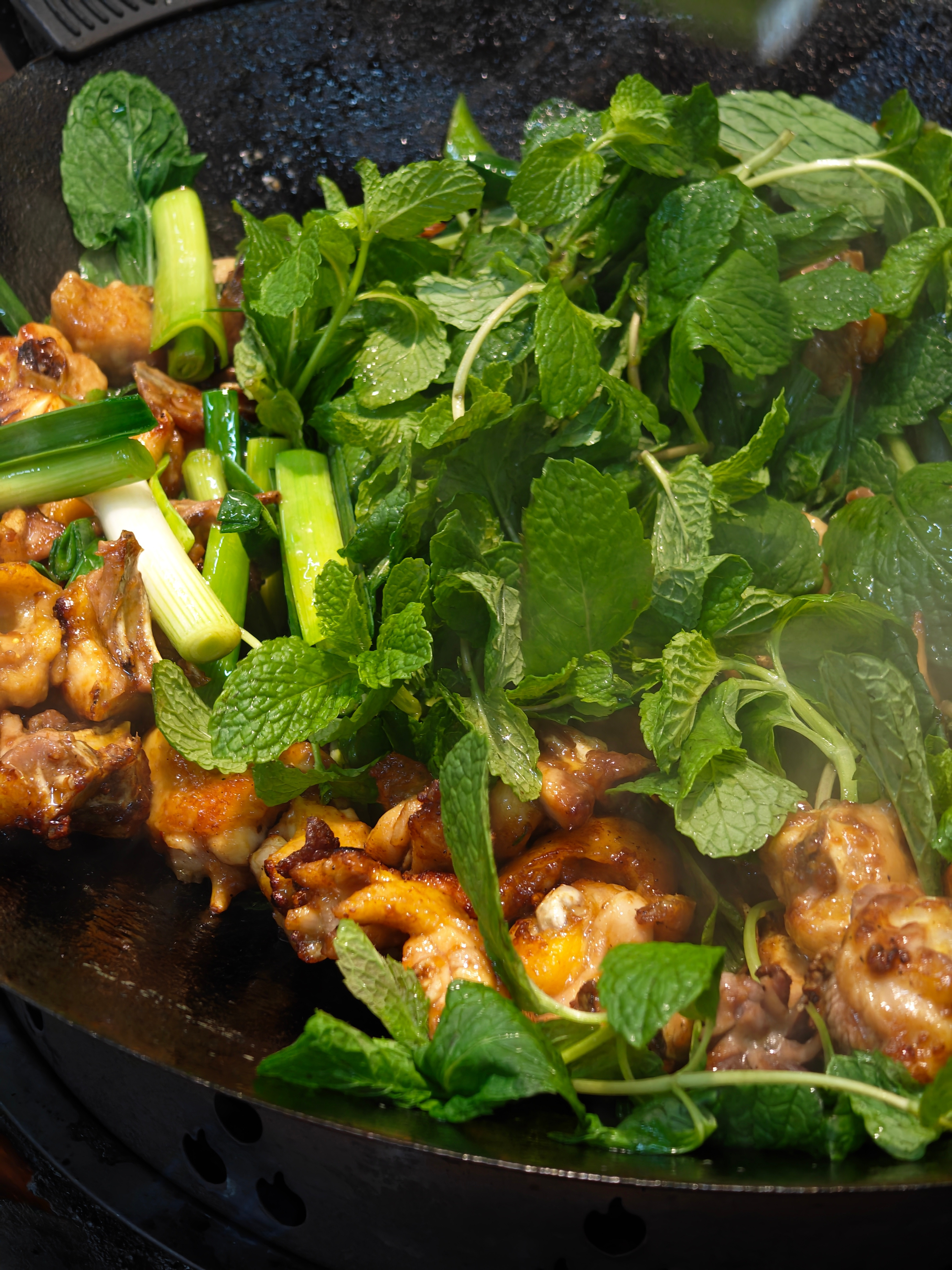 昨天吃的，薄荷炒鸡，很奇妙的搭配，味道也很特别。