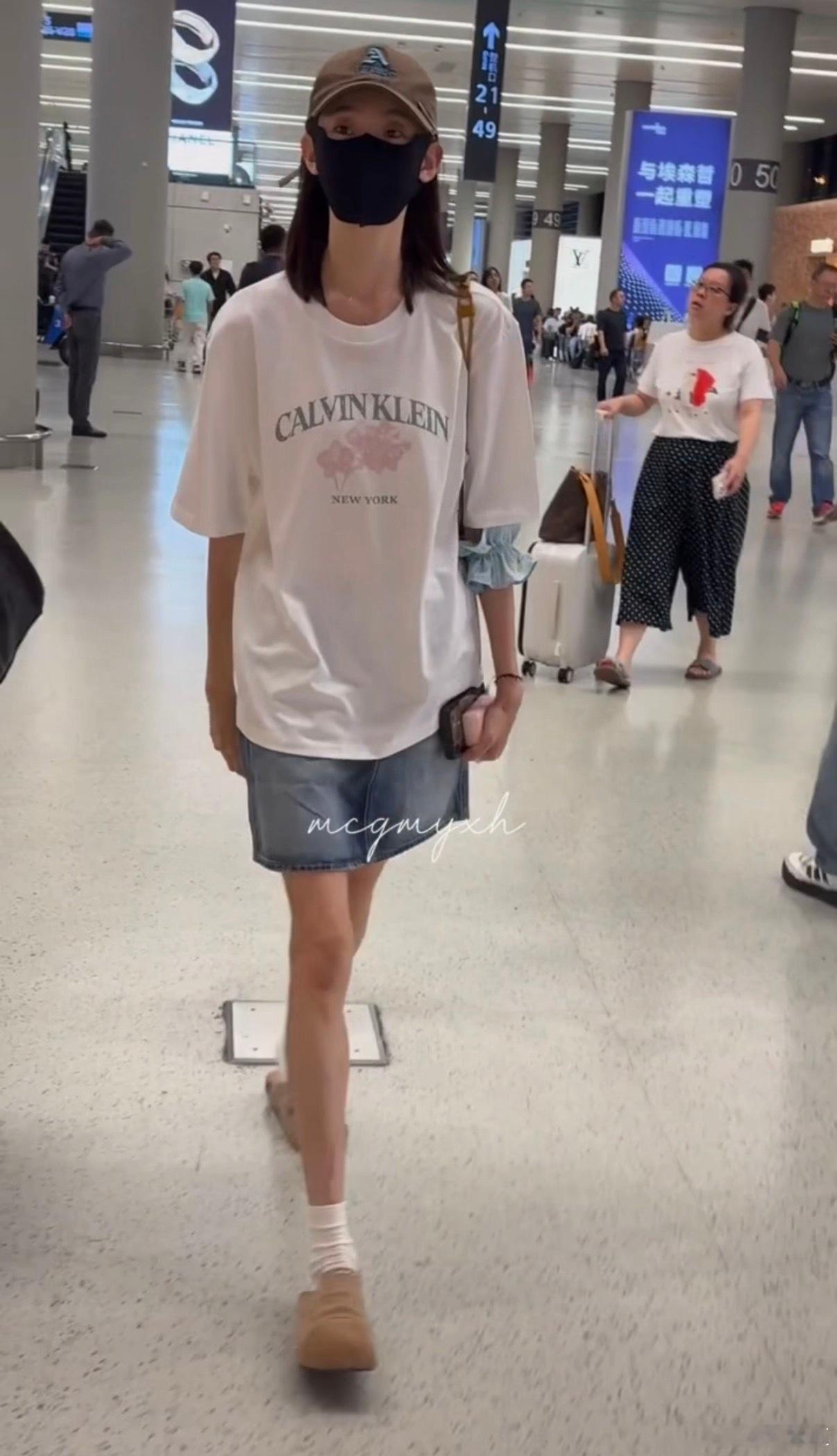 张艺凡的腿瘦成竹竿了张艺凡也太纤细了吧！高挑的身形格外显眼，腿部线条纤细修长，整