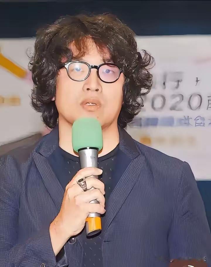 卷毛沈伯洋被通缉后,竟然叫嚣自己没在怕,你小子胆子挺肥啊。重庆方面发布通告,