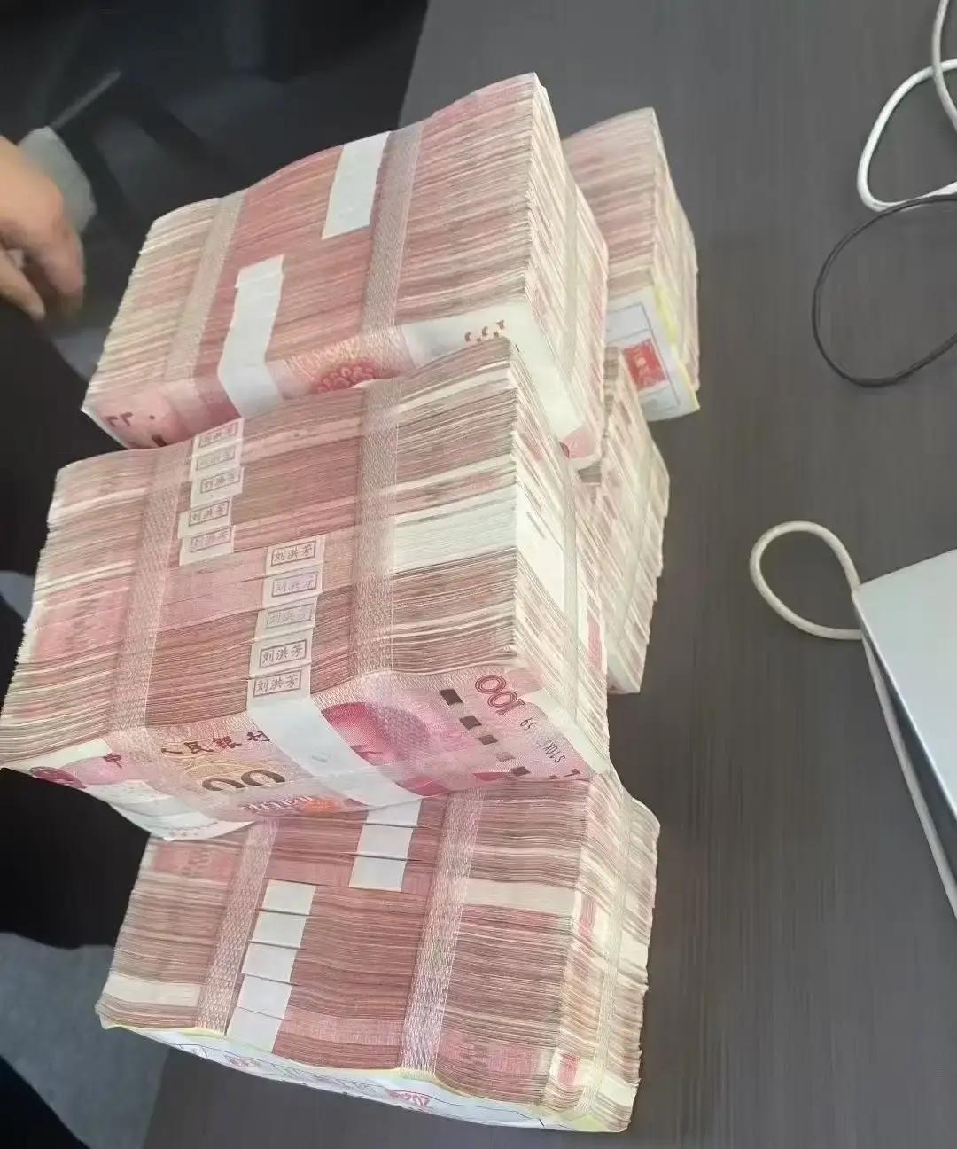 退休包工头老赵决定停掉每月给儿子一家的万把块生活费。干了二十多年工程攒下不少家