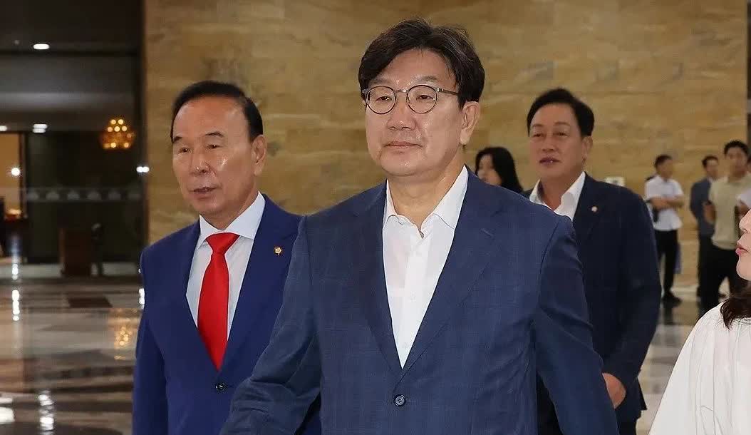 权性东硬刚特检：我清白，不怕查！26日，韩国国民力量党前院内代表权性东