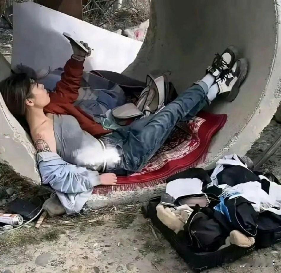 画面中的姑娘年纪轻轻的把水泥管道当成自己的床，这算是没苦硬吃？还是为了所谓的网络