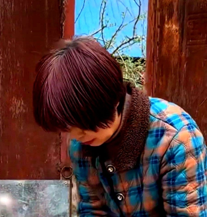 泪奔，姐弟俩因吵架三年不来往，姐姐儿子结婚没钱，弟弟得知后，厚着脸皮拿着礼物去姐
