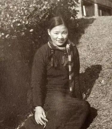 当年17岁的二姥姥是武汉医科学校的学生，美丽活泼青春靓丽，被武汉一位著...