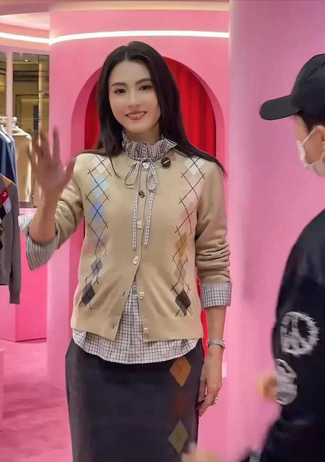 张柏芝重庆现身，生图惊艳，俩子出众引关注近日，张柏芝现身重庆，生图一经曝光便