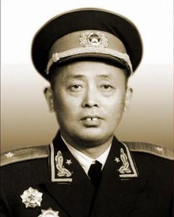 1949年，二野四兵团途经麻城时，一个盲人老太太走了过来，询问其儿子的下落，陈赓