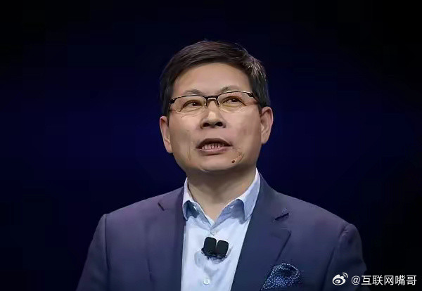 余承东表示，有华为在，大家不用担心在AI方面输给别人，我们在AI、智能驾驶、智能