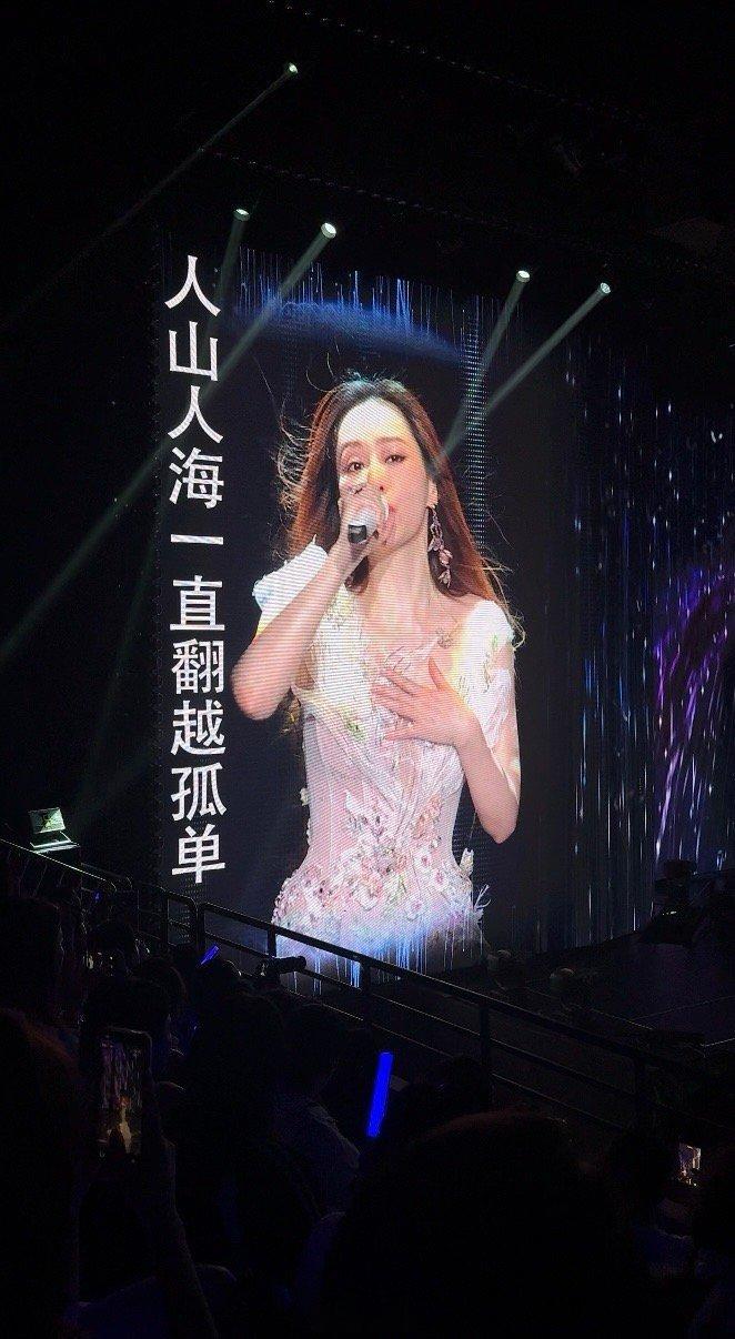 喻言张靓颖我走不出来了[哭哭][哭哭][哭哭]能不能回到8.15和8.22啊​