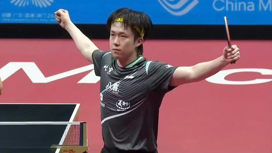 现场那氛围是真的刺激，人还没坐稳，比分已经进入胶着状态。王楚钦和林高远打得你来我