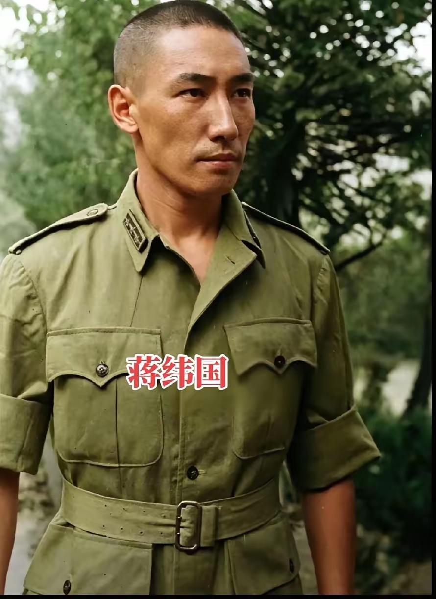 1942年，蒋纬国从陕西前线回重庆述职，留下了一组罕见留影。很多人对他的印象多是