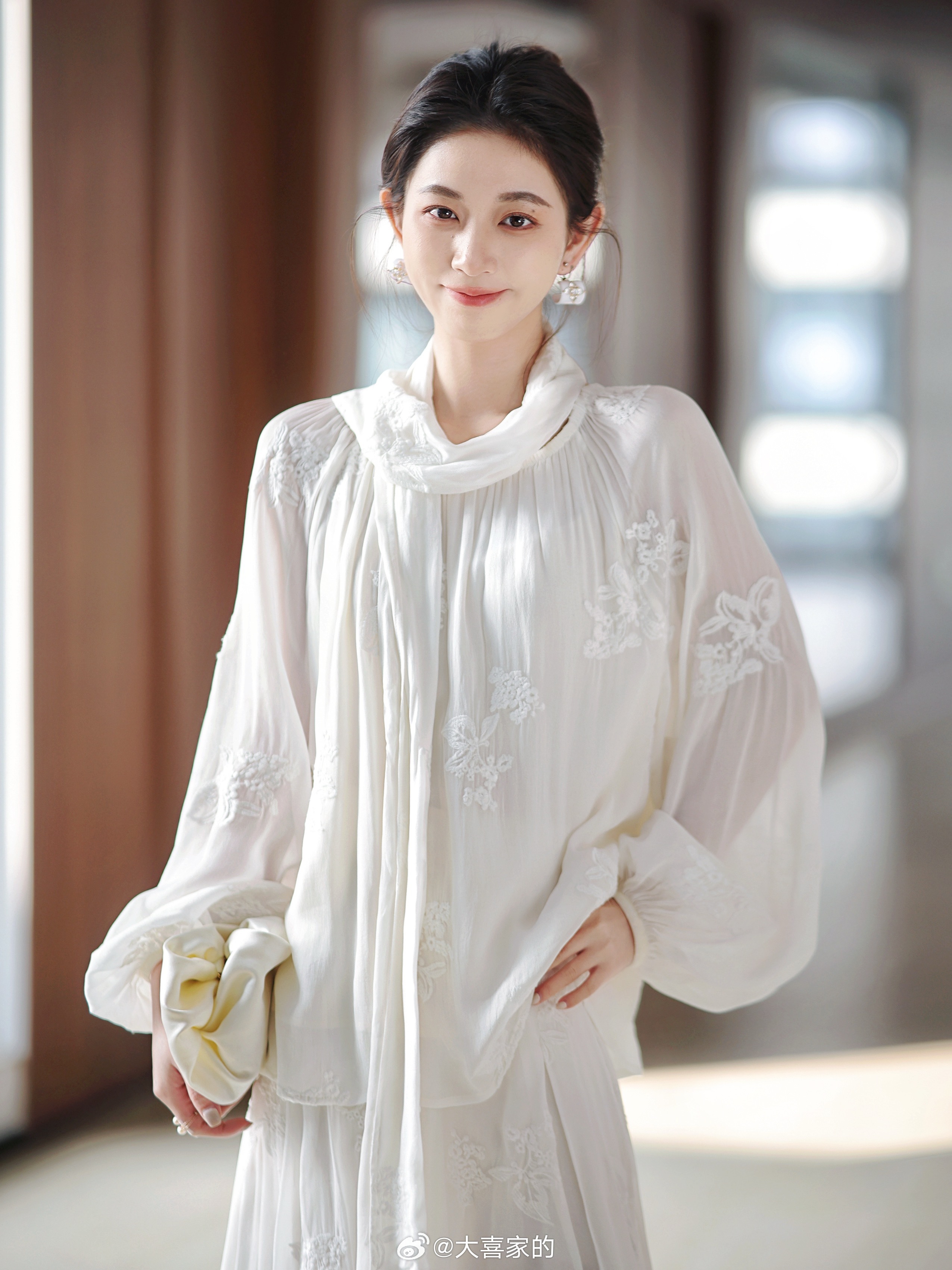 又是谁的温柔白月光？“流浪女作家”的白色款干净重工舒服今晚我要狠狠蹲喜子这套的