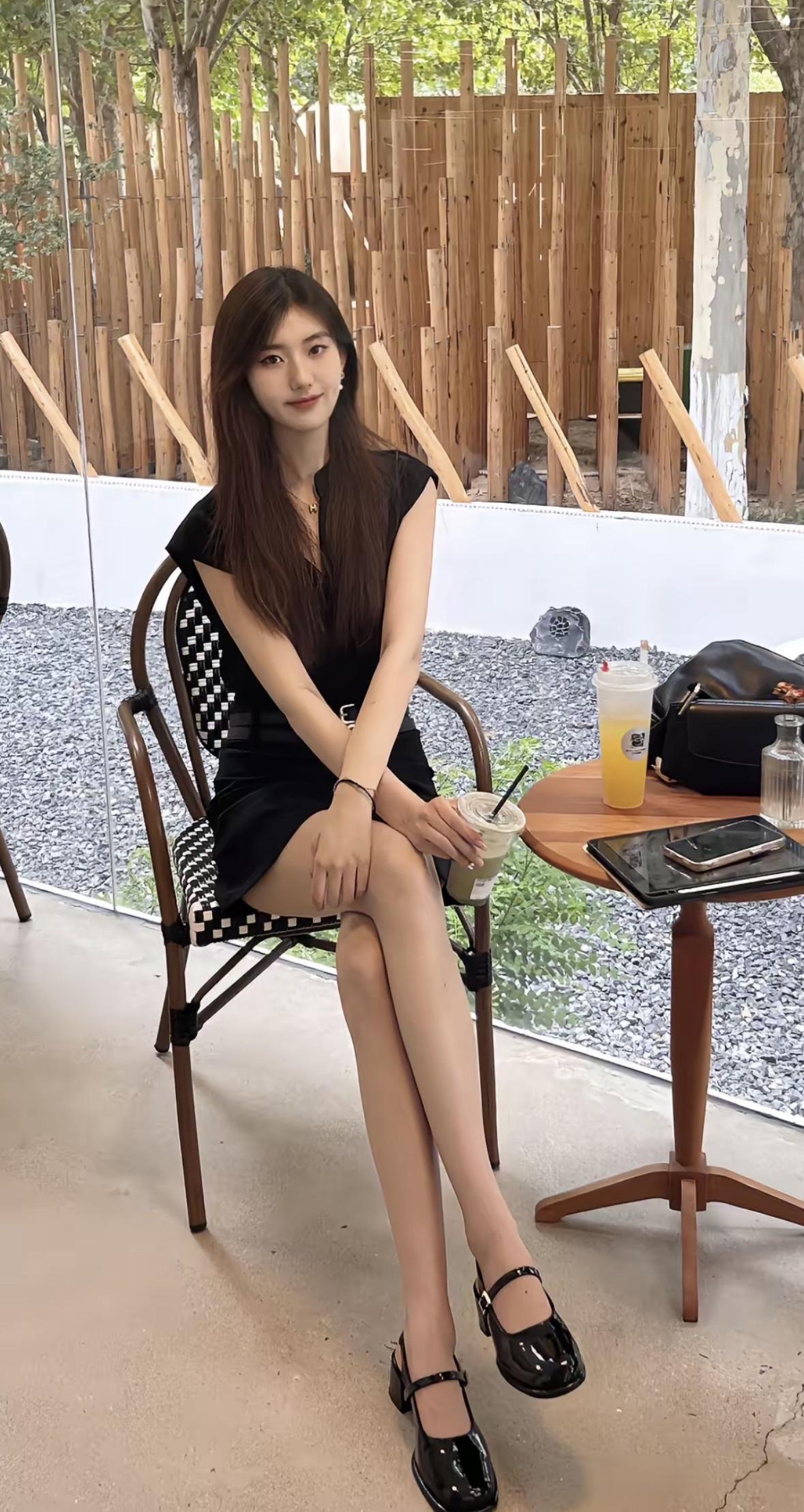 优雅咖啡时光，黑裙与绿植的完美搭配