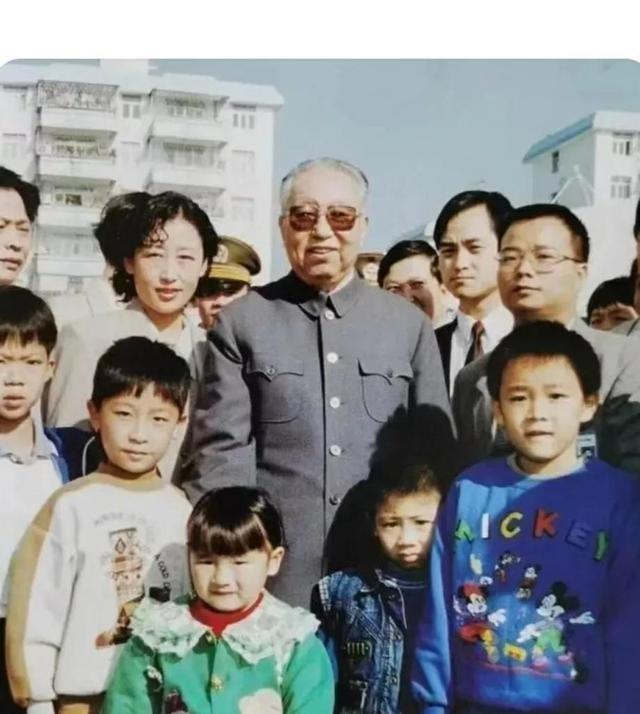 1996年，原中共中央主席华国锋同志已经75岁，这一年冬季，他去过广东深圳，媒体
