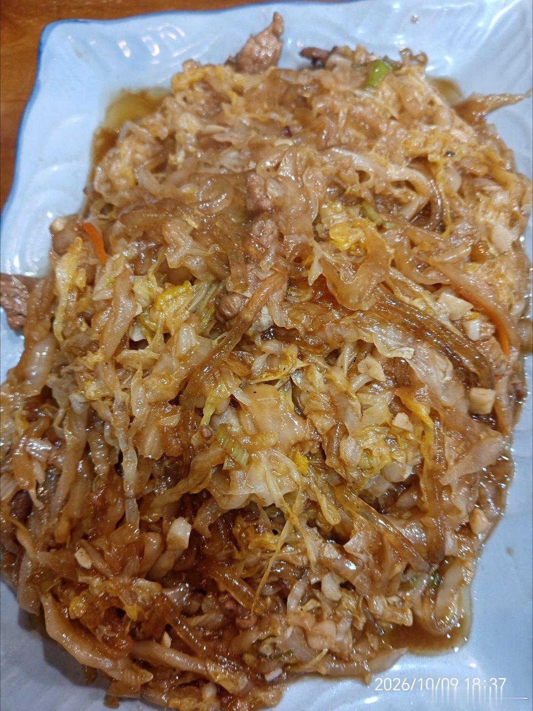 一家人聚会，这个聚会一周至少吃一次锅包肉今天点的是咸口的，室友最爱吃的酸菜炒粉条