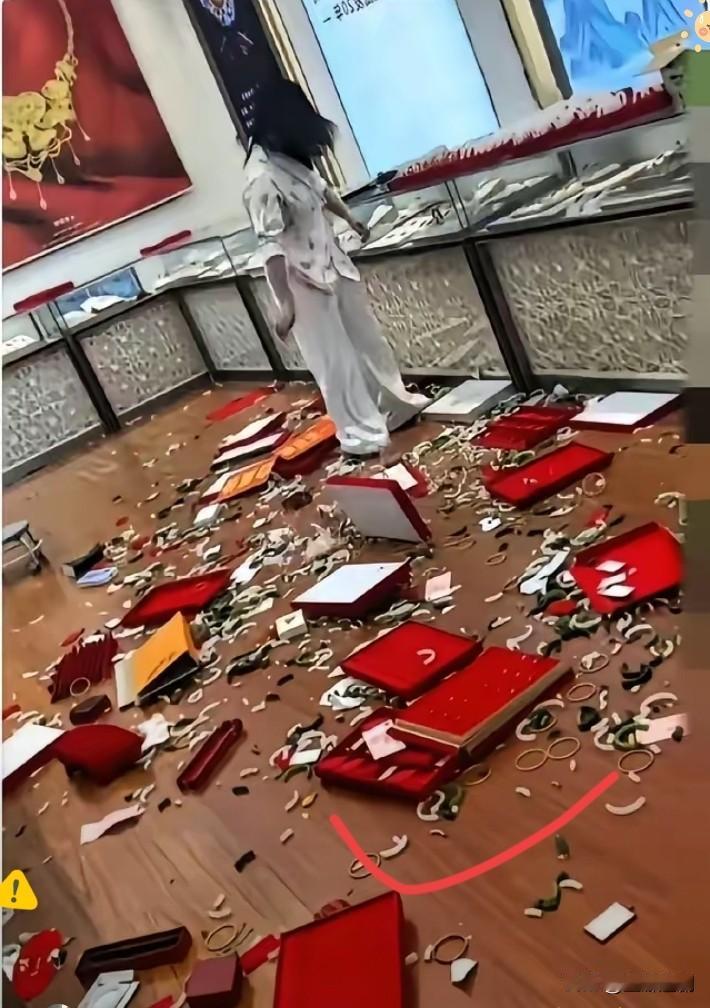 小仙女还以为在演偶像剧？生气砸珠宝真能等来霸总买单？别做梦了，现实里砸的可不是剧