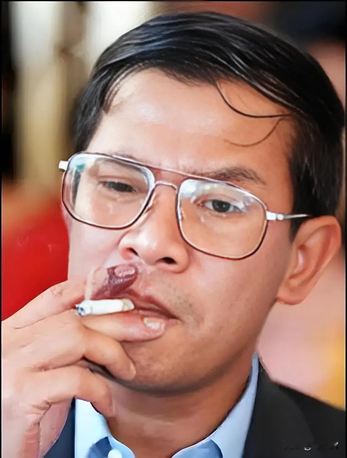 洪森虽然缺了只眼睛，但是他心眼绝对不会缺，他明知曝光与佩通坦的电话录音会让全世界