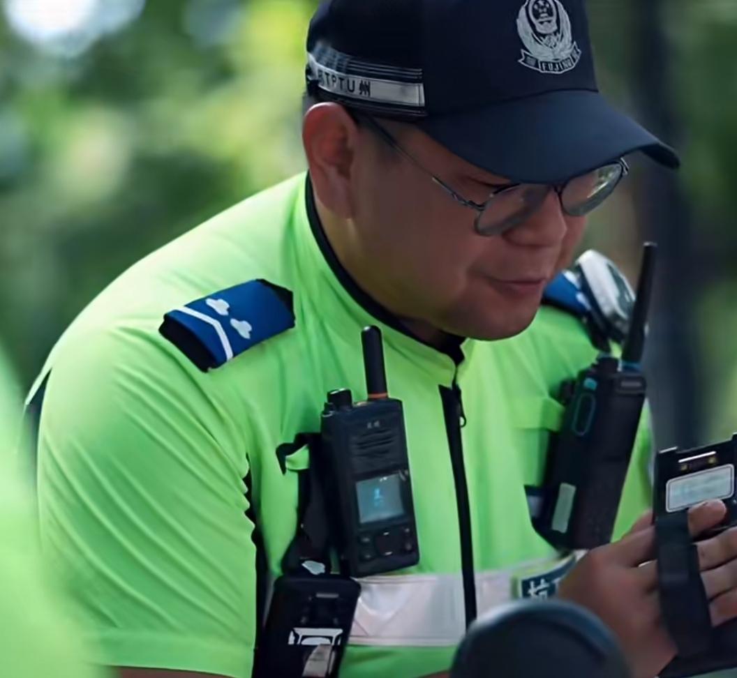 辅警执勤“空调服”现身杭州街头！今年入夏以来，气温居高不下，全国各地室外执勤