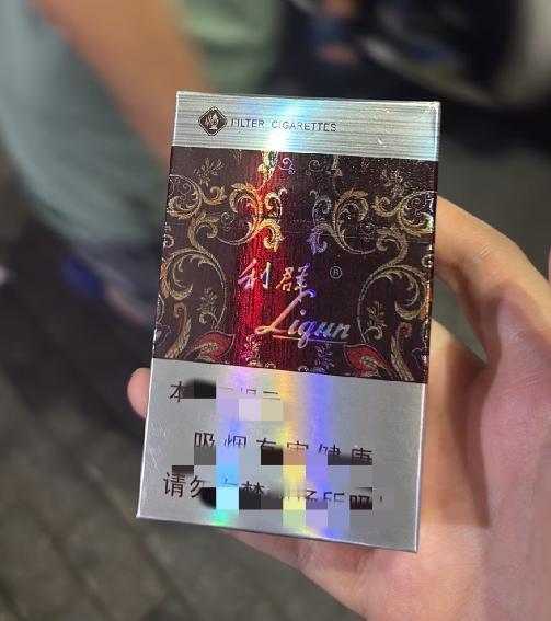 我同事工资跟我差不多，一个月6000多，天天都买这个烟，一天一包。我自己不抽烟，