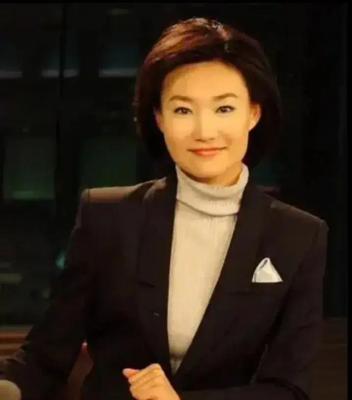 央视主播李梓萌47岁仍单身她每天5点起床背稿，直播零失误，却没人敢追。