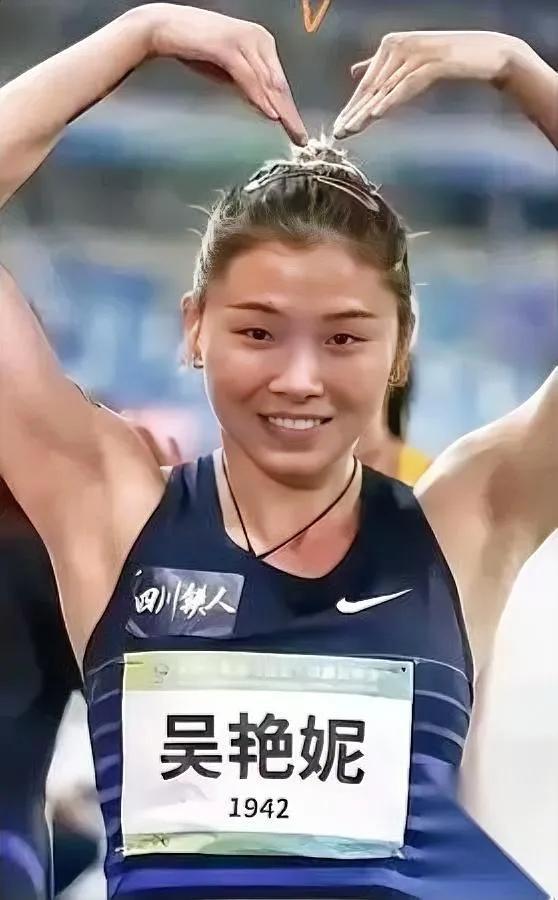 吴艳妮的首饰，真该摘了。不是反对爱美——但赛场是拼速度的地方啊。眼看全运