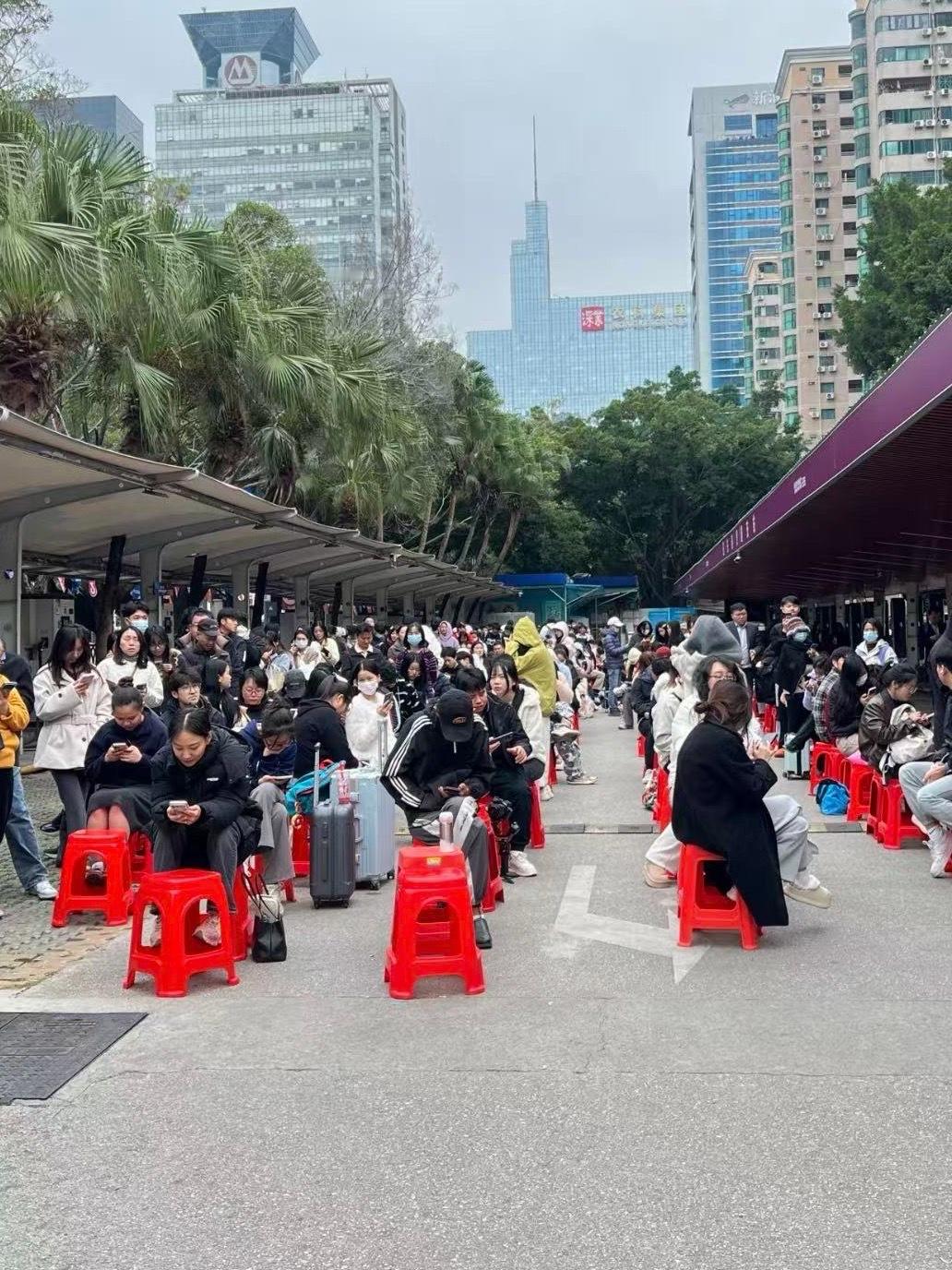 鸡排哥来深圳巡炸直接给人从天亮炸到天黑…而且深圳真有这有这么多人不上班吗