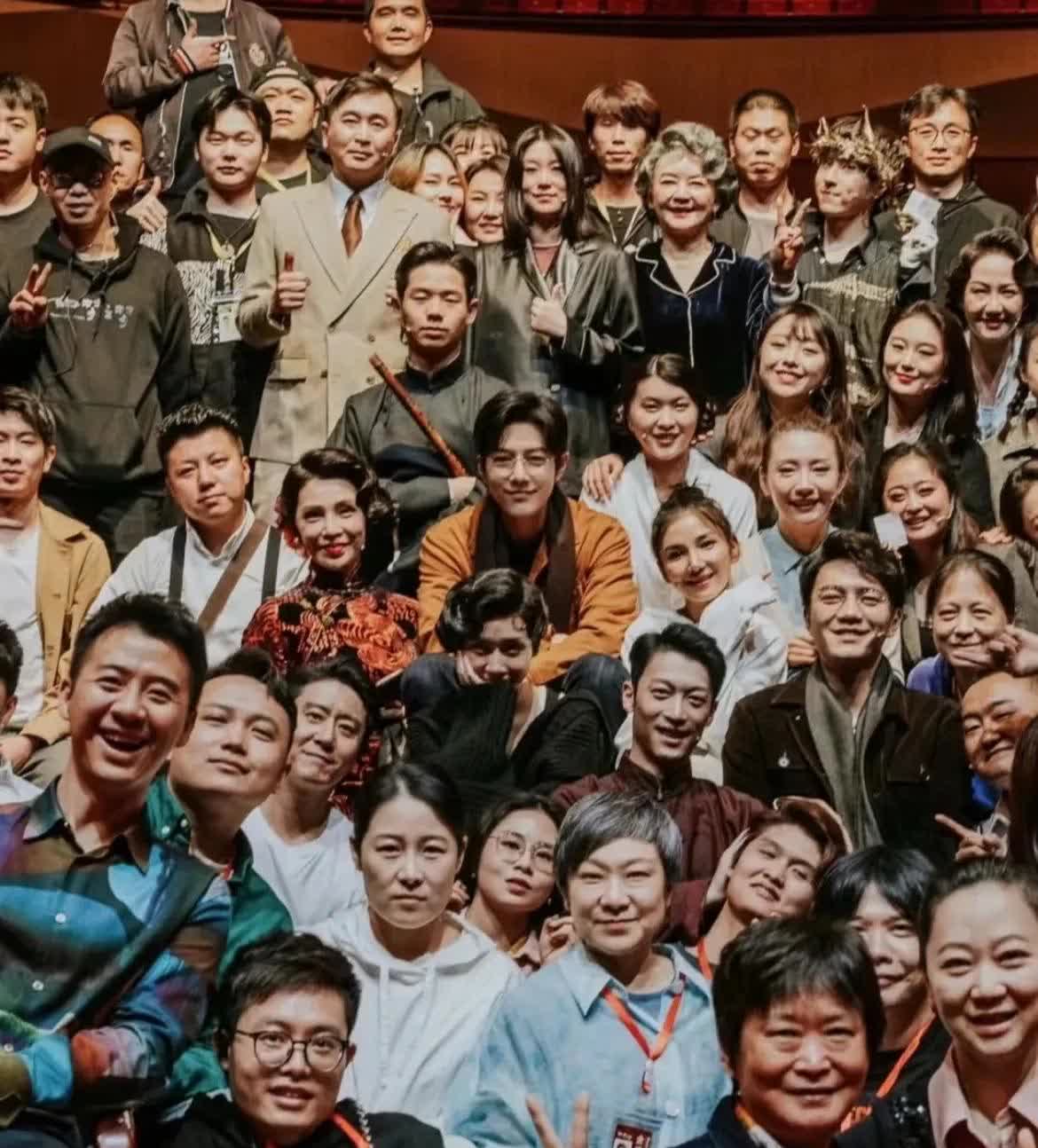 肖战帅的好突出啊，永远一眼就能看到[红脸笑]