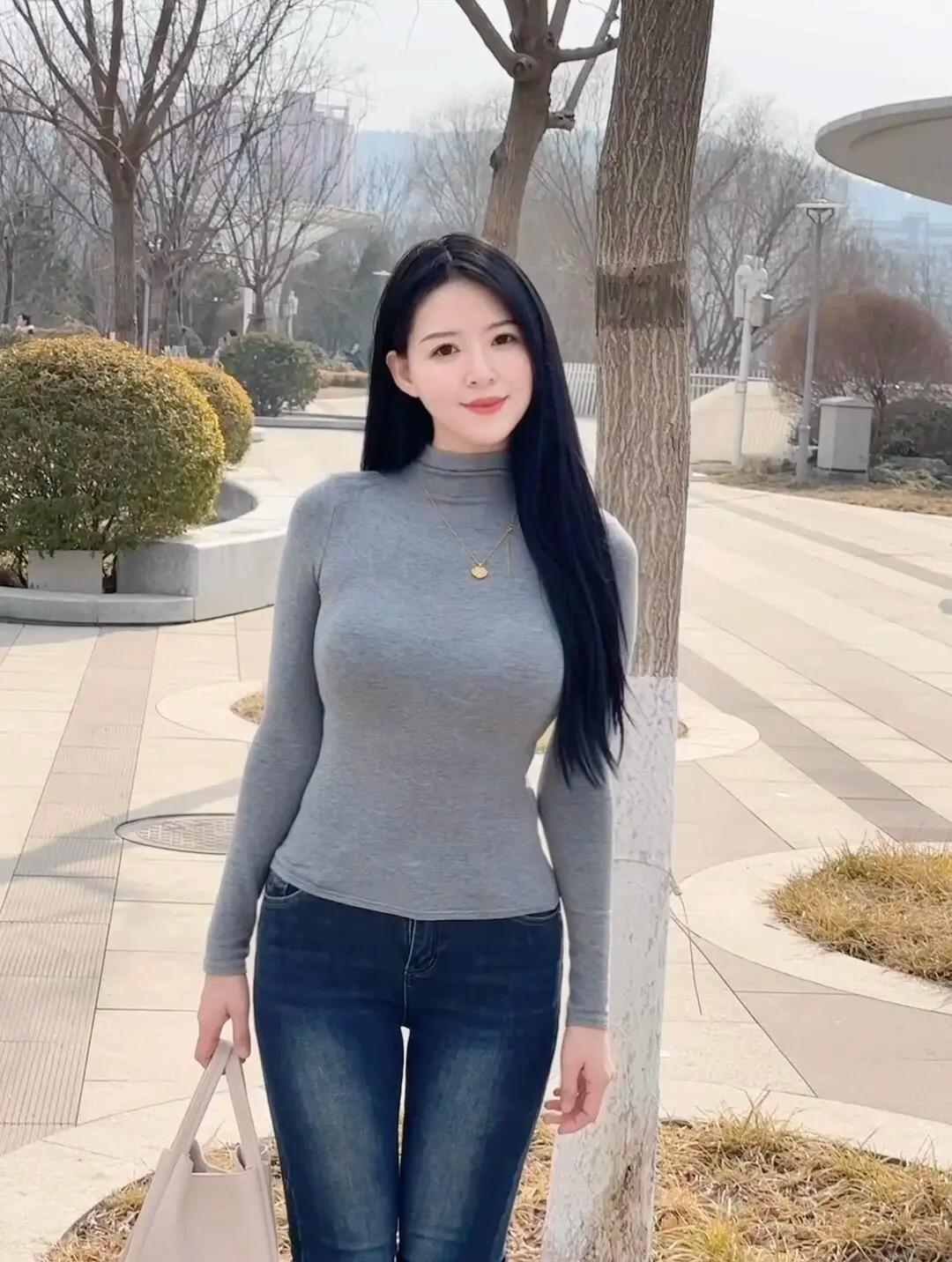 日常户外拍照，无需刻意摆出复杂造型，只需选对简单的拍照动作，就能轻松拍出好片。很