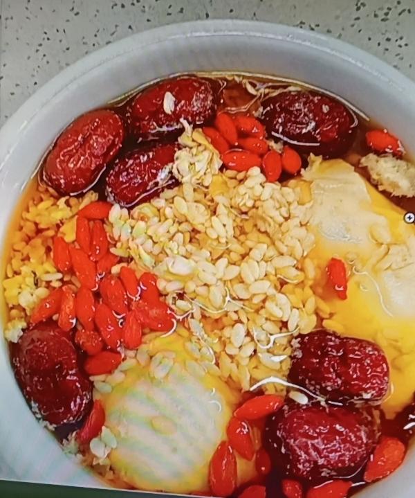 冬天想气色红润，可别只盯着红枣啦。红枣补血效果没那么神，真正要补，得抓住红细胞的