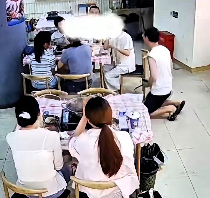 吃不起就莫吃！湖北武汉，一火锅店老板，当着满店客人，扑通跪下了。不是求饶，不是促